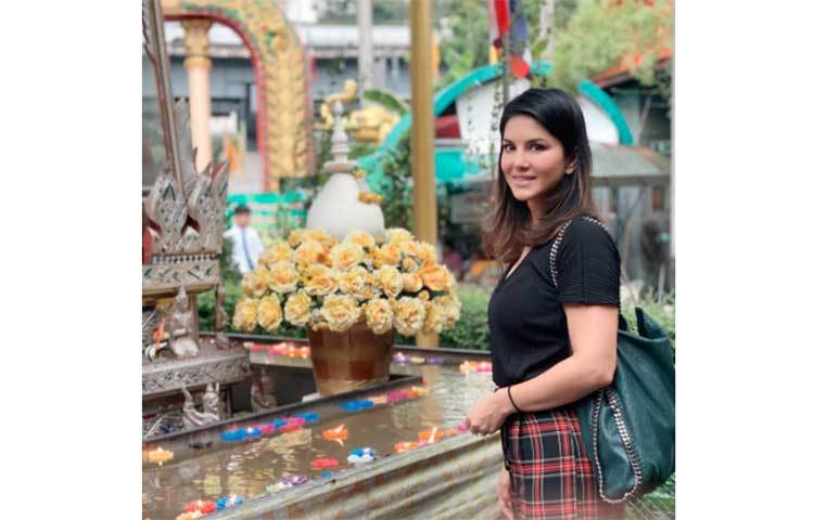 ব্যাংককের পথে পথে ফুলের প্রেমে সানি।