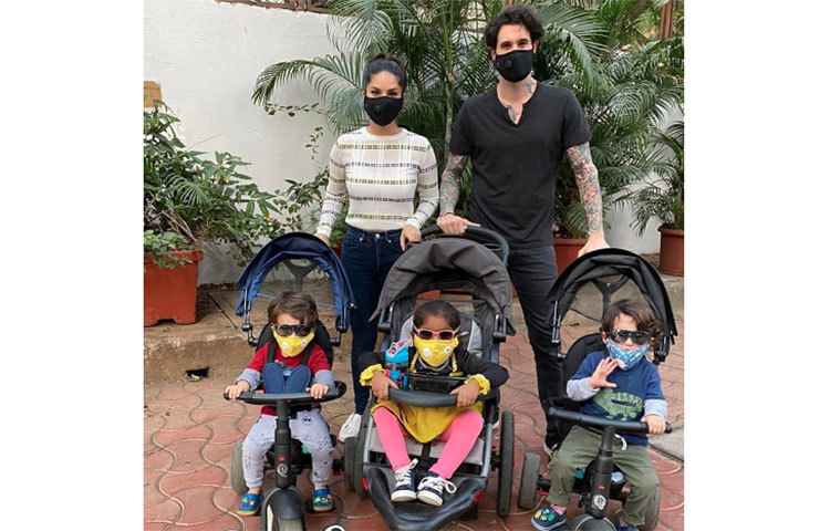 সোশ্যাল মিডিয়ায় সম্প্রতি তিন সন্তান আশের, নোয়া আর নিশা-র খেলার ঘরে বিভিন্ন সরঞ্জামের সঙ্গে পোজ দিয়ে ছবি পোস্ট করেছেন সানি।