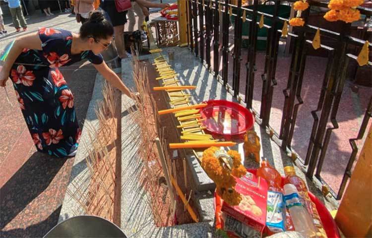 ব্যাংককের প্রার্থনালয়ের সামনে সানি।