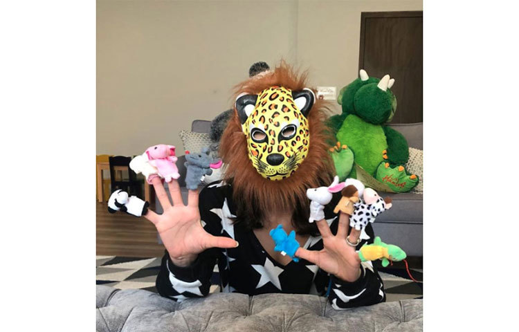 মুখোশ পরে মজা করছেন সানি।