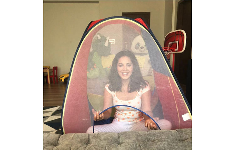 সন্তানদের মশারির ভেতর সানির আনন্দ সময়।