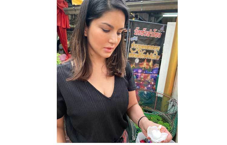 ফুল দেখে মুগ্ধ সানি।