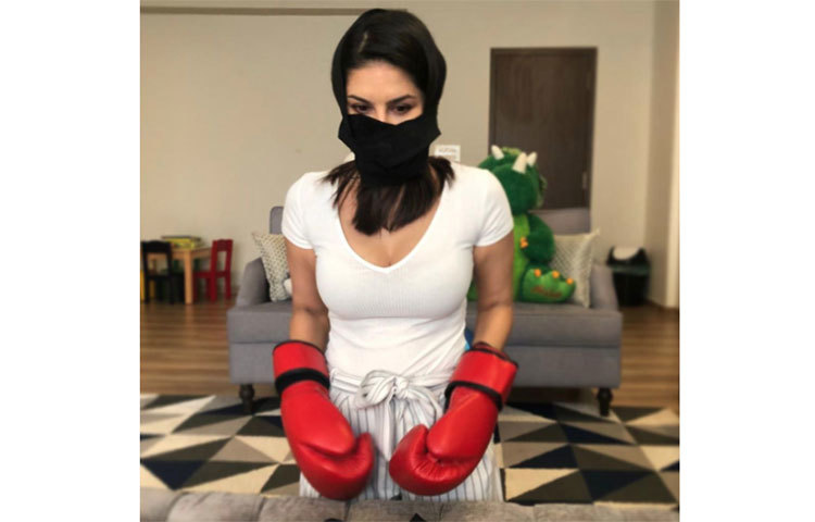 শরীরচর্চা করছেন সানি।