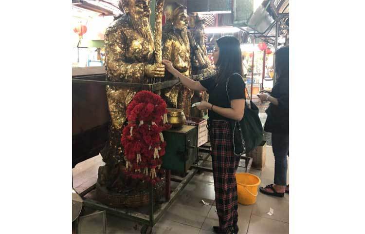 ভাস্কর্যের সামনে সানি।