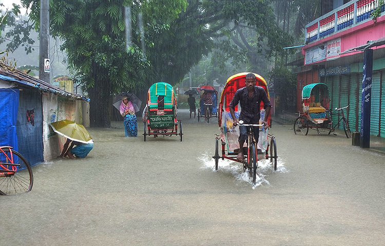 প্লাবিত হতে শুরু করেছে নদী তীরবর্তী বাড়িঘর ও দোকানপাট। শনিবার (১১ জুলাই) সকালে সুনামগঞ্জ শহরের ষোলঘর পয়েন্টে সুরমা নদীর পানি বিপৎসীমার ৫৪ সেন্টিমিটার ওপর দিয়ে প্রবাহিত হচ্ছে। যা শুক্রবার (১০ জুলাই) রাত পর্যন্ত ছিল ২৫ সেন্টিমিটার। ছবি: মোসাইদ রাহাত
