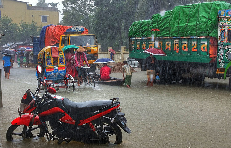 পানি উন্নয়ন বোর্ড সূত্রে জানা যায়, ভারতের মেঘালয় ও চেরাপঞ্জিতে পাহাড়ি ঢল ও টানা বৃষ্টিপাতের ফলে সুনামগঞ্জের বিভিন্ন নদ-নদীর পানি বাড়তে শুরু করেছে। ছবি: মোসাইদ রাহাত