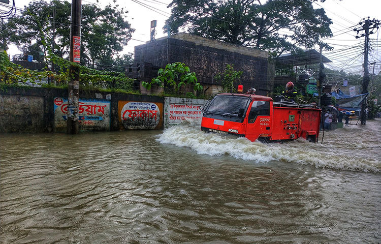 টানা বৃষ্টিপাত অব্যাহত থাকলে সুনামগঞ্জের বন্যা পরিস্থিতি আরও খারাপের দিকে যাবে বলে জানায় কর্তৃপক্ষ। ছবি: মোসাইদ রাহাত