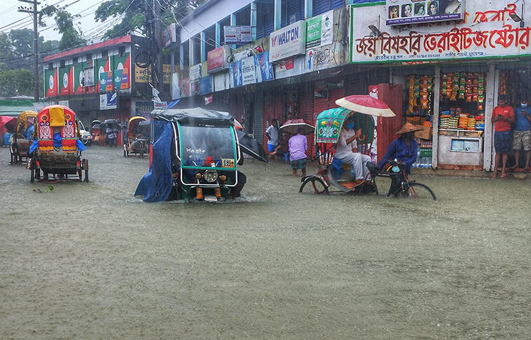 এদিকে পানি বৃদ্ধি পাওয়ায় সুনামগঞ্জ শহর ও হাওরের মানুষের মধ্যে দেখা দিয়েছে আতঙ্ক। শহরের উকিলপাড়া, কাজির পয়েন্ট, হোসেন বখত চত্বর এলাকার রাস্তাগুলো দিনের বেলা পানি না থাকলেও রাতের দিকে পানি ঢুকতে থাকে। ছবি: মোসাইদ রাহাত