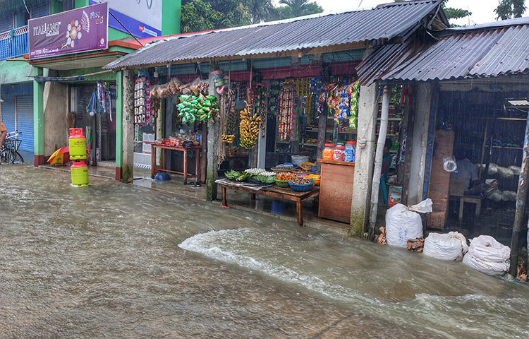 এ ছাড়াও শহরের উত্তর আরপিন নগর, বড়পাড়া, মল্লিকপুর পশ্চিম তেঘরিয়া, কাজির পয়েন্ট, উকিলপাড়া, হোসেন বখত চত্বর এলাকাসহ বেশি কয়েকটি এলাকায় ঘরবাড়িতে পানি প্রবেশ করেছে। ছবি: মোসাইদ রাহাত
