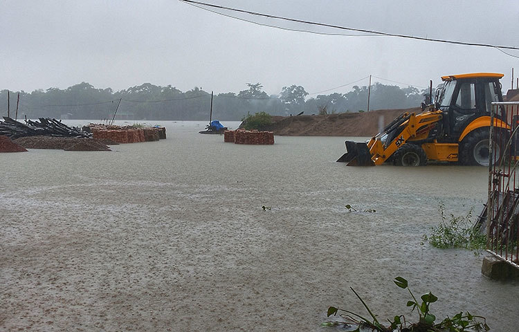 এদিকে জেলার দোয়ারাবাজার উপজেলার সঙ্গে বিভিন্ন ইউনিয়নের যোগাযোগ বিচ্ছিন্ন রয়েছে। বিশ্বম্ভপুর, তাহিরপুর, ছাতক ও জামালগঞ্জ উপজেলার বিভিন্ন নিম্নাঞ্চল প্লাবিত হতে শুরু করেছে। এসব উপজেলাও বাড়িঘর ও দোকানপাটে পানি প্রবেশ করেছে। ছবি: মোসাইদ রাহাত
