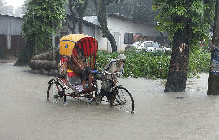 নবীনগর এলাকার নজরুল মিয়া বলেন, ‘আগেও একবার বন্যায় ঘর ছাড়িয়া আশ্রয়কেন্দ্রে উঠলাম, এখন আবার রাত থকি ঘরে হাঁটু পানি। ছেলে মেয়ে বউ নিয়া বড় সমস্যাত আছি। কাজ কাম নাই তার ওপর পানি। ঘরে এখন চুলা জ্বলছে না। আমরা বড় সমস্যাত আছি।’ ছবি: মোসাইদ রাহাত