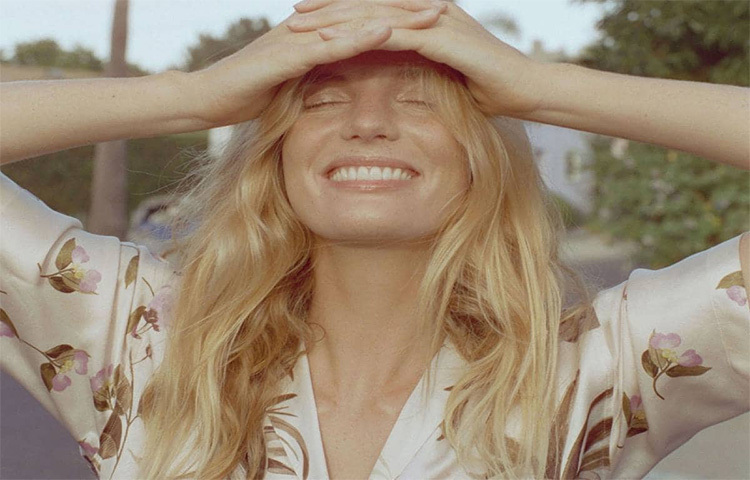 গরমে অতিবেগুনি রশ্মি বেশি তীব্র হলেও শীতে এর ক্ষতিকর প্রভাব থেকে এড়ানো যায় না। তাই সারাবছরই সানস্ক্রিন ব্যবহার করা প্রয়োজন। শুধু বাইরে নয়, বাড়ির ভিতরে থাকলেও সানস্ক্রিন ব্যবহার করা দরকার। তাছাড়া এখন সকলেরই স্ক্রিনটাইম অনেক বেড়ে গিয়েছে। বৈদ্যুতিন গ্যাজেট থেকে নির্গত ক্ষতিকর রশ্মির হাত থেকে ত্বককে বাঁচাতেও প্রয়োজন সানস্ক্রিন। ছবি: সংগৃহীত