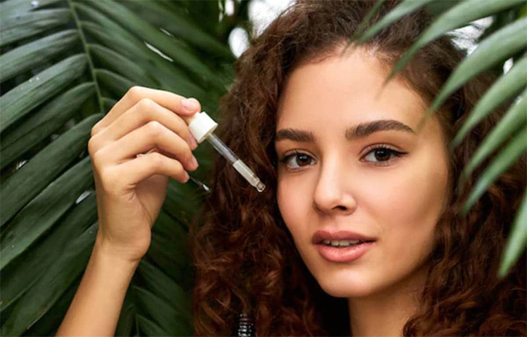 শীতে বাতাসে আর্দ্রতা কমে যায়। তাই শীতে ত্বক খুব শুকনো হয়ে পড়ে। ফলে সহজেই ত্বক সংক্রমণ প্রবণ হয়ে ওঠে। বলিরেখা, সূক্ষ্ম দাগ রোধ করে ত্বকের আর্দ্রতা ধরে রাখে সানস্ক্রিন। ছবি: সংগৃহীত