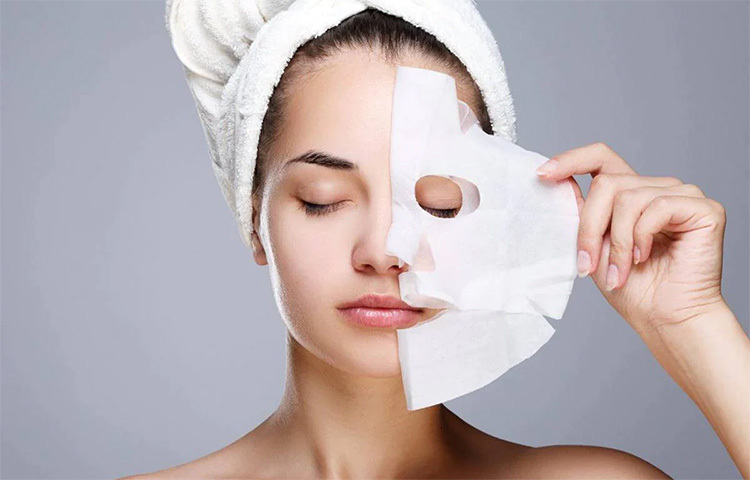 ত্বকে অত্যধিক মেলানিন উৎপাদন হলে পিগমেন্টেশনের সমস্যা দেখা দেয়। ক্রমাগত সূর্যের আলোয় থাকা, দূষণ ও ধুলোবালির প্রভাবে শীতকালে ত্বক খুবই ক্ষতিগ্রস্ত হয়। সানস্ক্রিনের নিয়মিত ব্যবহারে ত্বকের পিগমেন্টেশন রোধ করা যায়। ছবি: সংগৃহীত