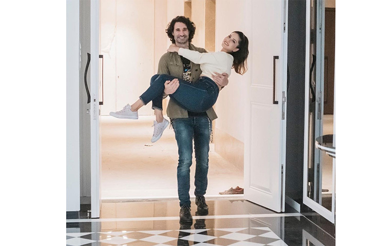 বলিউডে যখন প্রথম পা রাখেন সানি লিওন তখন সেলিনা জেটলির ফ্ল্যাট ভাড়া নিয়েছিলেন তিনি। সেইসময় সেলিনা দাবি করেছিলেন যে তার ফ্ল্যাট নোংরা করেছেন সানি ও তার স্বামী ওয়েবার। এমনকি এই দম্পতির জন্য নাকি বিপদেও পড়েছিলেন সেলিনা। ছবি: সংগৃহীত