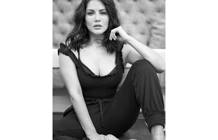 টুইটারে কমল আর খানের সঙ্গে বিতর্কে জড়িয়েছিলেন সানি লিওন। কমল আর খান লিখেছিলেন যে সানি বলেছেন, ধর্ষণ কোনো অপরাধ নয়, এটি আচমকা যৌনসঙ্গম। যদিও এই কথা কখনই সানি বলেননি। তার নামে মিথ্যা প্রচার করেছিলেন কমল আর খান।