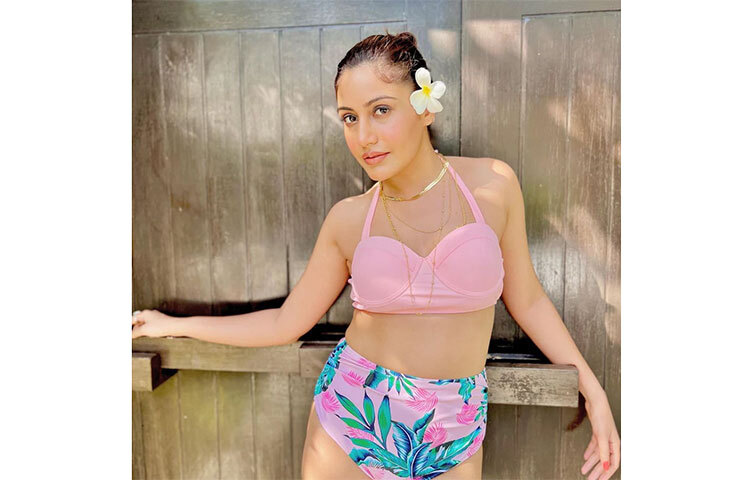 বিকিনিতে নেট-দুনিয়ায় ভাইরাল হয়েছেন সুরভী চন্দনা। সেই ছবিতে ভক্তদের কাছ থেকে প্রশংসা কুড়িয়েছেন। ছবি: সংগৃহীত