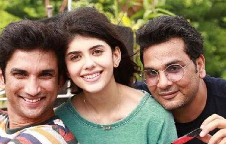 মুকেশ ছাবড়ার পারিচালনায় এই রোমান্টিকড্রামা জন গ্রিনের উপন্যাস ‘দ্য ফল্ট ইন আওয়ার স্টারস’-এর উপর নির্ভর করে নির্মিত।