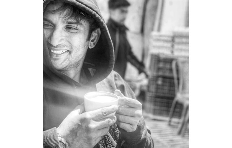 গত ১৪ জুন বান্দ্রায় নিজের ফ্ল্যাটে গলায় ফাঁস দিয়ে আত্মহত্যা করেন সুশান্ত সিং রাজপুত। অবসাদের জেরেই সুসান্ত আত্মহত্যা করেন বলে প্রাথমিকভাবে মনে করছে ভারতীয় পুলিশ।