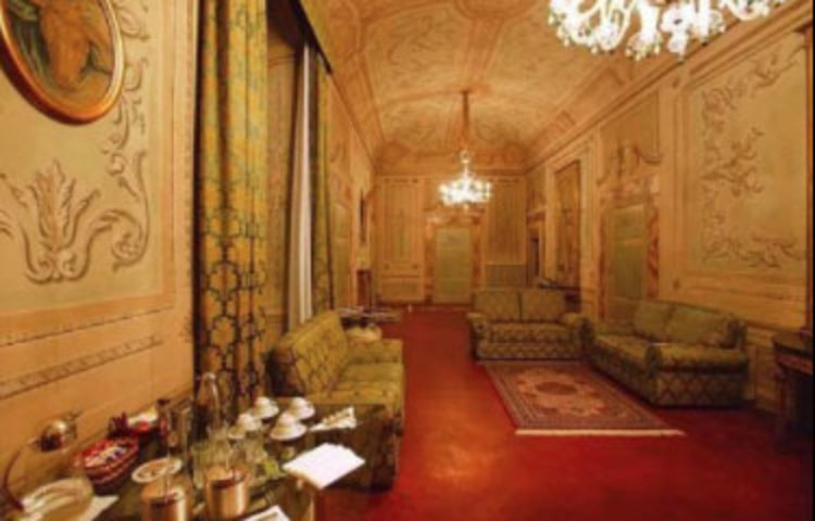 এই হোটেলে থাকা নিয়েও রিয়াকে এখন মুখোমুখী হতে হচ্ছে নানা প্রশ্নের।