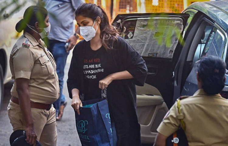রিয়ার দায়ের করা সেই এফআইআর যাতে বাতিল করে দেওয়া হয়, তা নিয়ে সম্প্রতি বম্বে হাইকোর্টের দ্বারস্থ হন প্রিয়াঙ্কা ও মীতু। আদালতে পিটিশন জমা দেন তারা। তার জবাবে আইনজীবী সতীশ মানশিন্ডে মারফত আদালেত ৩০ পাতার একটি পাল্টা আবেদন জমা দিয়েছেন রিয়া।