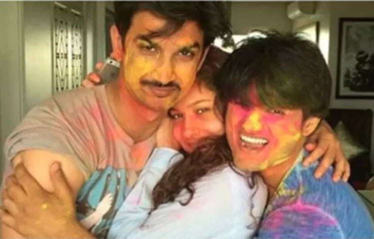 ‘ওই দিন গুলিতে আমরা একসঙ্গে রান্না করেছি, খেয়েছি, লোনাওয়ালা কিংবা গোয়াতে লং ড্রাইভে গিয়েছি। একসঙ্গে হলি খেলেছি, কত হাসি ঠাট্টা করেছি। আমরা একে অপরের পাশে ছিলাম।’