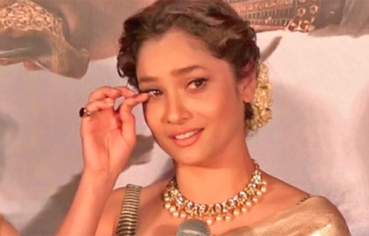 ‘সুশান্তের মুখে হাসি ফোটানোর জন্য তুমি সবকিছু করেছো, তোমরা শুধুই একে অপরের জন্য তৈরি হয়েছিলে। তোমাদের দুজনের ভালোবাসাই সত্যি। কীকরে ওই দিনগুলো ফিরিয়ে আনবো।’