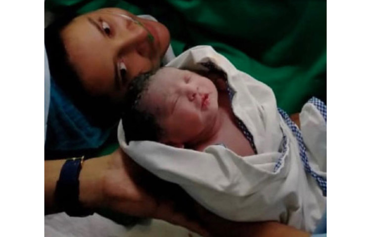 শনিবার সন্ধ্যায় ইনস্টাগ্রামে সদ্য মা হওয়া এই অভিনেত্রী ছেলের সঙ্গে ছবি প্রকাশ করে ক্যাপশনে লিখেছেন, আমরা ধন্য পুত্রসন্তান পেয়ে। ‌যুভান সবাইকে হ্যালো বলেছে....! যুভান চক্রবর্তী।