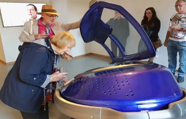 মরণে ইচ্ছুক ব্যক্তিদের ক্ষেত্রে বেশিরভাগেরই পেশিশক্তি ব্যবহার করার ইচ্ছা থাকে না। সেক্ষেত্রে কাজ করবে চোখের পাতার ইশারা। প্রসঙ্গত, ২০২২ সাল থেকে এই সারকো বাজারে বিক্রি করা হবে। ছবি: সংগৃহীত