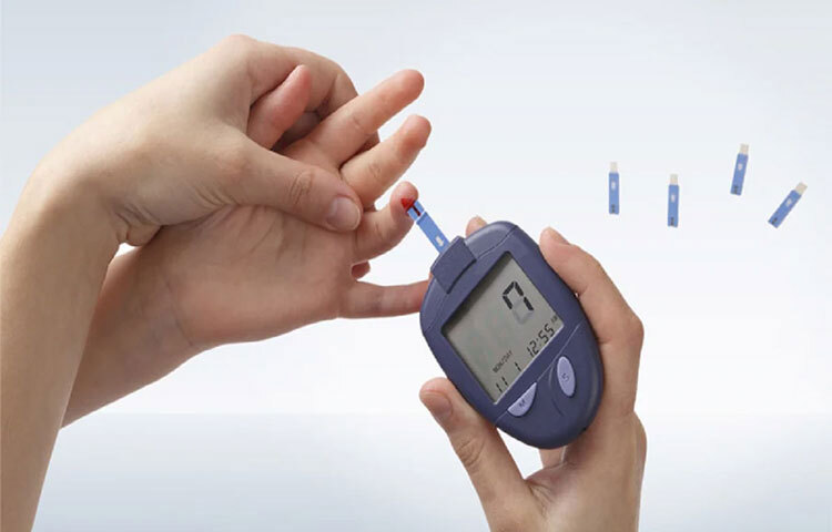 ঘাম হওয়া অত্যন্ত সাধারণ একটি ঘটনা। গরমে আর্দ্রতায় শরীর অত্যন্ত খারাপ হয়। অনেক ক্ষেত্রেই দেখা যায় প্রয়োজনের তুলনায় বেশি ঘাম হয় তখনই সাবধান হতে হবে। ছবি: সংগৃহীত