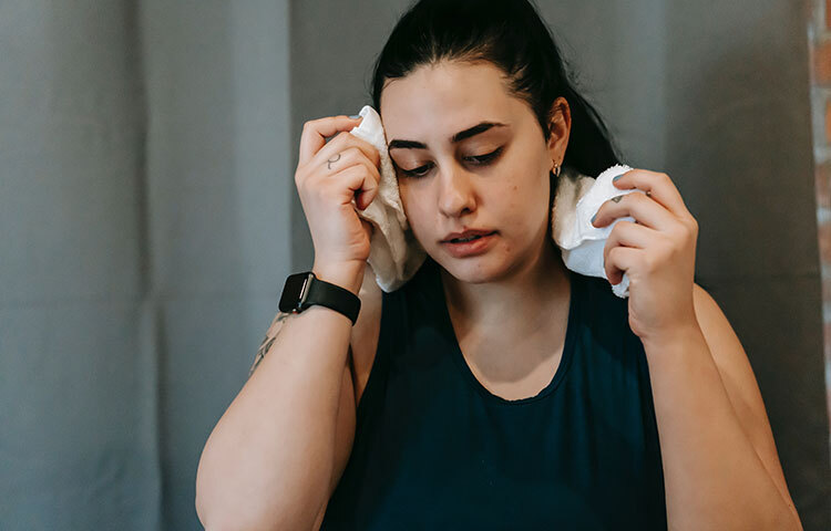 রক্তে শর্করার মাত্রা নিয়ন্ত্রণ ছাড়িয়ে যায়। অ্যাড্রিনালিন বেশি পরিমাণে ক্ষরণ তারপরেই বেশি করে ঘাম ঝরতে থাকে। ছবি: সংগৃহীত