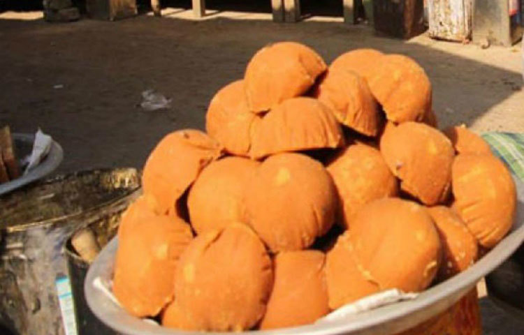 গুড় যদি একটু বেশি চকচক করে ঠিক স্ফটিকের মতো, তবে বুঝবেন গুড় যে খেজুর রস দিয়ে তৈরি করা হয়েছিল তার স্বাদ এতটা মিষ্টি ছিল না। তাতে প্রচুর পরিমাণে চিনি মেশানো হয়েছে।