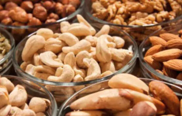 ড্রাই ফ্রুট আর খেজুরের লাড্ডু: সনাতন ধর্মামালম্বীদের লাড্ডু ছাড়া দিওয়ালি হয় না। আর সেই লাড্ডু যদি মিষ্টি ছাড়া হয়, তা হলে তো কোনো চিন্তাই নেই। আমন্ড, পেস্তা, কাজু, খেজুর আর আঞ্জির কুচি মেখে তাতে মধু দিয়ে লাড্ডু তৈরি করে নিন।