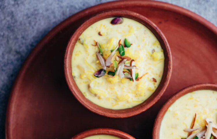 আতার ক্ষীর: লাড্ডুর মতো ক্ষীর ছাড়াও দিওয়ালি জমে না। অথচ ক্ষীরেও যে একগাদা চিনি থাকে। আতার শাঁস, গুড়, নারকেলের দুধ আর বাদাম দিয়ে এই ক্ষীর বানিয়ে নিন। উৎসবও জমে ক্ষীর হয়ে যাবে।