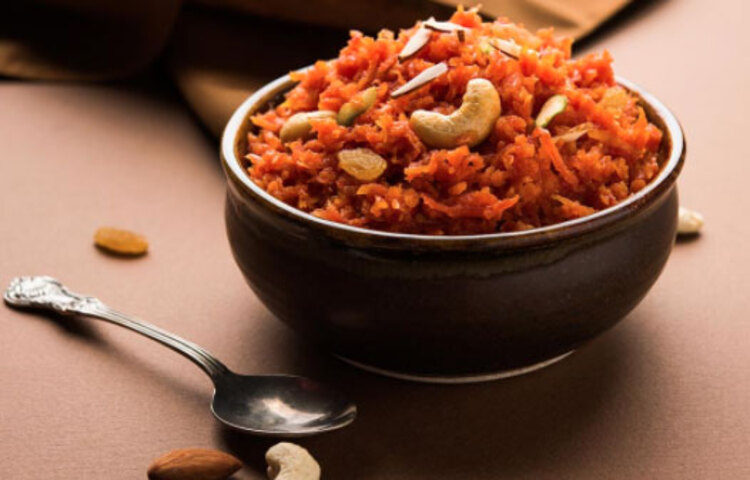 গাজরের হালুয়া: যদি ভাবেন যে গাজরের হালুয়া মানেই তা চিনিতে পরিপূর্ণ, তা হলে একেবারেই ভুল ভাবছেন। দুধে গাজর সেদ্ধ করে নিন। এতে মিষ্টিও কম লাগবে। চিনির বদলে গুড় বা মধু ব্যবহার করুন।