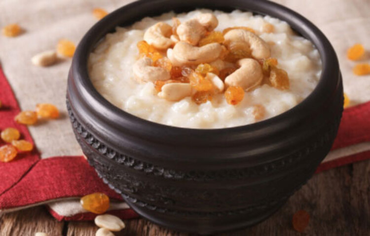 আনারসের পায়েস: যেভাবে পায়েস তৈরি করেন, সে ভাবেই করুন আনারস দিয়ে। সঙ্গে লেমনগ্রাস, লেবুর পাতা, এলাচ, নাটমেগ, দারচিনি এগুলো মিশিয়ে চিনির প্রয়োজন কমিয়ে দিন। উপরে কুচি কুচি করে আনারস দিয়ে দিলে মিষ্টি আরও কম লাগবে।