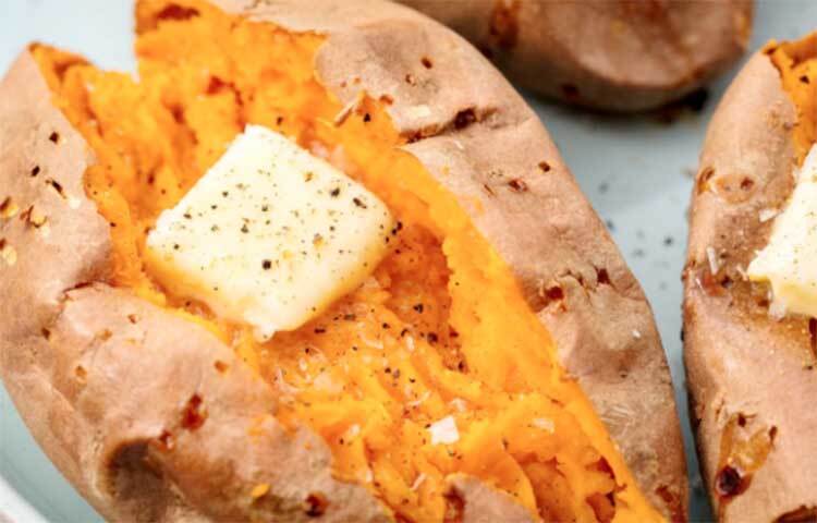 অ্যান্টি-অক্সিড্যান্টস থাকে মিষ্টি আলুতে। তাছাড়া ক্যারটেনয়ডস নামের একটি উপাদানও আছে যা কোষের ক্ষয় রোধ করে। এই সবজিতে ভিটামিন ই ও সি থাকে। যা ত্বক ও চুল ভালো রাখতে সাহায্য করে। ত্বককে আলট্রাভায়োলেট রশ্মি থেকে রক্ষা করে। ফলে র‌্যাশ, ত্বক কালো হয়ে যাওয়ার মতো সমস্যা থাকে না। ছবি: সংগৃহীত