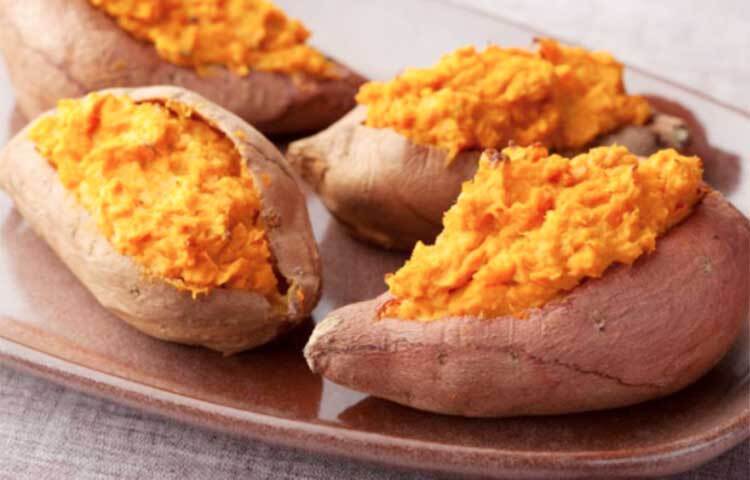 অ্যান্টি-ক্যানসার উপাদান থাকে বেগুনি রঙের মিষ্টি আলুতে-একটি গবেষণায় এ তথ্য জানা গেছে। এতে অ্যান্থোক্যায়ানিন থাকে যা ব্লাডার ক্যানসার, ব্রেস্ট ক্যানসার, গ্যাস্ট্রিক ক্যানসার রোধ করে। এই উপাদান যে কোনো ক্যানসারের কোষ মেরে ফেলে এবং ক্যানসারের ফলে কোষ নষ্ট হওয়ার পরিমাণ কমায়। ছবি: সংগৃহীত