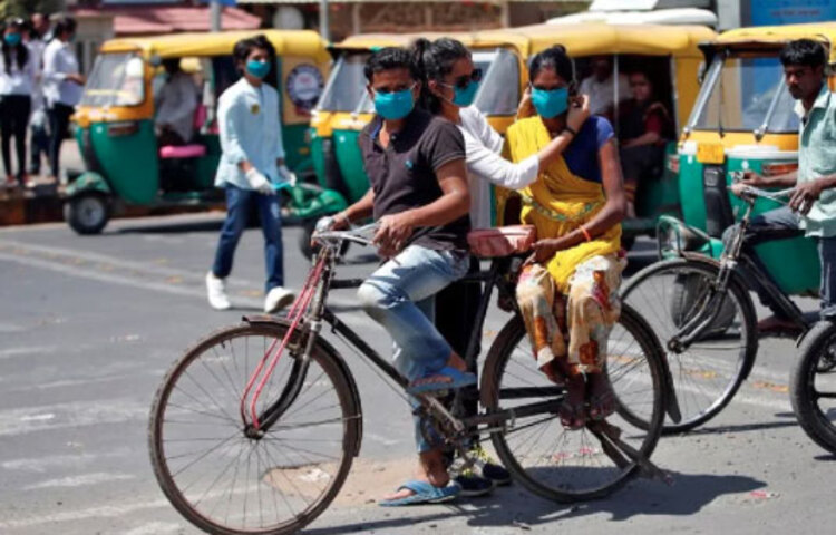 অনেকে ওয়ার্ক ফ্রম হোমের দাপটে এখনও বাড়ি বসে কাজ আর বিশ্রাম নিচ্ছেন শুধু। সেই অভ্যাস শরীরে একাধিক রোগ ডেকে আনতে পারে। হতে পারে হৃদরোগ, ডায়াবেটিস ও উচ্চ রক্তচাপের মতো সমস্যা। তাই দিনশেষে একটু সাইকেল চালালে সেই সমস্যা অনেকটা দূর হবে।