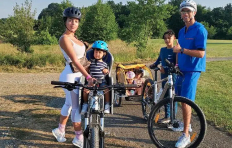 অনেকের হাঁটু, গোড়ালি ব্যথা, কোমরে সমস্যা থাকে। নিয়মিত সাইকেল চালালে সেই সমস্যা অনেকটা দূর হতে পারে। কারণ, সাইকেল চালালে হাঁটুর ব্যয়াম হয় নিয়মিত।