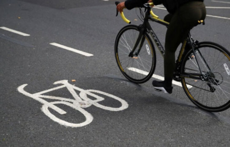 সাইকেল চালানোর জন্য পর্যাপ্ত জায়গা এবং সুবিধা না থাকলে বাড়িতে বা জিমে সাইকেলের সাহায্যে শরীরচর্চা করতে পারেন। এতেও সমান উপকার পাওয়া যায়।