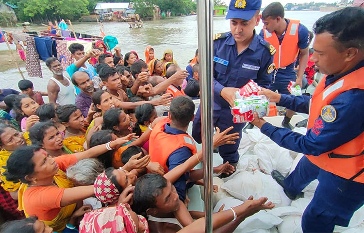 সাঁতার কেটে, গলাসমান পানিতে নেমেও নৌযানের কাছাকাছি আসছেন তারা। তবে বেশিরভাগই ফিরছেন শূন্য হাতে। ছবি: লিপসন আহমেদ