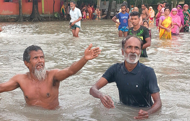 প্রতিযাগিতায় না পারা বৃদ্ধ ও শিশুরা ভীষণ বেদনা নিয়েই ফিরছেন। সুনামগঞ্জ জেলার বেশিরভাগ এলাকাজুড়েই এই অবস্থা। ছবি: লিপসন আহমেদ