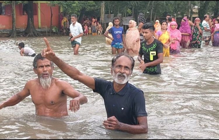শুধু জীবন নয় শিশু থেকে শুরু করে নারী-পুরুষ ও বৃদ্ধসহ সবাই ছুটছে ত্রাণের আশায়। ত্রাণের জন্য এমন চিত্র এখন সুনামগঞ্জ জেলাজুড়েই। প্রবল বর্ষণ ও পাহাড়ি ঢলে গত বৃহস্পতিবার সুনামগঞ্জের বেশিরভাগ এলাকা প্লাবিত হয়। শুক্রবার ভোর তিনটায় কিছুক্ষণের মধ্যেই ডুবে যায় জেলার ৮০ ভাগেরও বেশি এলাকা। ছবি: লিপসন আহমেদ