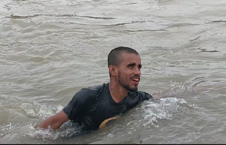 সুনামগঞ্জ সদর, বিশ্বম্ভরপুর, দোয়ারাবাজার ও ছাতকের বেশিরভাগরেই চাল ছুঁয়েছে ঢলের পানি। তালা দেওয়া অনেক দুতলা গুরুত্বপূর্ণ অফিস ও ব্যক্তি মালিকানাধীন ভবনের তালা ভেঙে জীবন বাঁচিয়েছেন লাখো মানুষ। ছবি: লিপসন আহমেদ