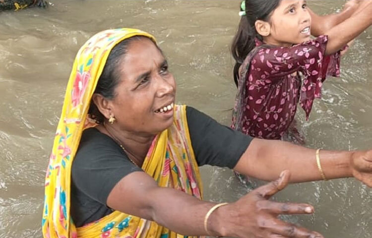 ভয়াবহ বন্যার তাণ্ডবে ঘরে থাকা ধান-চাল, জমিত থাকা সবজি, পুকুরের মাছ সবই ভেসে গেছে। কিন্তু বর্তমানে বন্যার পানি কিছুটা কমলেও ঘরে খাবার নেই, বাইরে কাজ নেই। বেশিরভাগ দোকানপাঠও এখনো খুলতে পারেন নি দোকানীরা। এই অবস্থায় খাদ্য সংকট জেলার বেশিরভাগ এলাকায়। মধ্যবিত্ত, নিম্নবিত্ত সকলেই মহাবিপদ পড়েছেন। ছবি: লিপসন আহমেদ