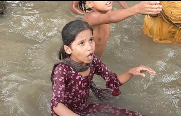 নদীতে হাওরে নৌযান দেখলেই ত্রাণের আশায় জীবনের ঝুঁকি নিয়ে এগিয়ে আসছেন নারী- পুরুষ, শিশু ও বৃদ্ধরা। ত্রাণ পাবার আকুতি সকলের কণ্ঠ। ছবি: লিপসন আহমেদ