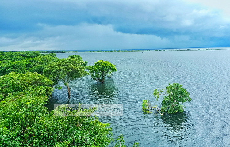 করোনার কারণে সুনামগঞ্জের তাহিরপুরে টাঙ্গুয়ার হাওর, নীলাদ্রি, টেকেরঘাট, বারেকাটিলাসহ পর্যটন এলাকায় জনসমাগমের ওপর নিষেধাজ্ঞা জারি করা হয়েছে। ছবি: লিপসন আহমেদ