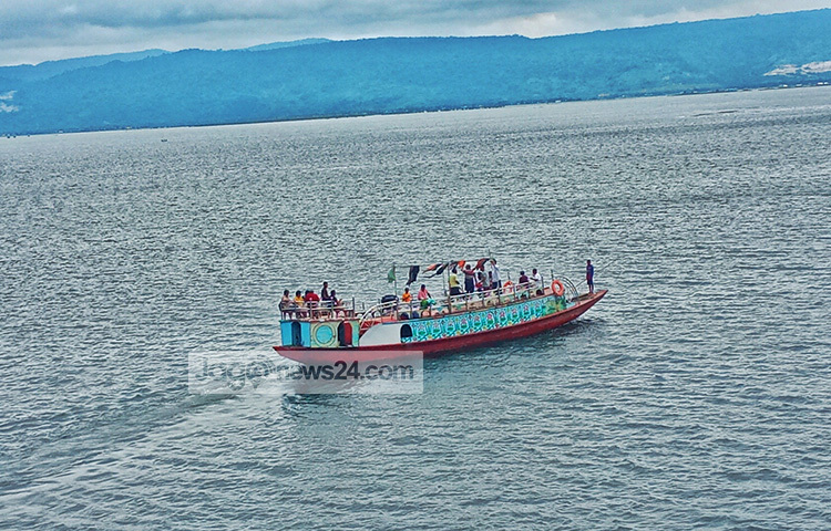নিষেধাজ্ঞার মাঝেও হাওরে দেখা গেছে পর্যটকবাহী ট্রলার। ছবি: লিপসন আহমেদ