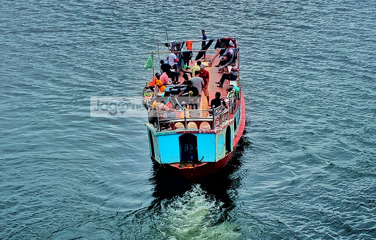 একজন পর্যটক জাগো নিউজকে বলেন, ‘টাঙ্গুয়ার হাওরের সৌন্দর্য দেখার জন্য আমরা ঢাকা থেকে এসেছি। কিন্তু এখানে এসে জানতে পারি টাঙ্গুয়ার হাওরসহ সব পর্যটনকেন্দ্রে ভ্রমণ নিষেধাজ্ঞা জারি করা হয়েছে। ছবি: লিপসন আহমেদ